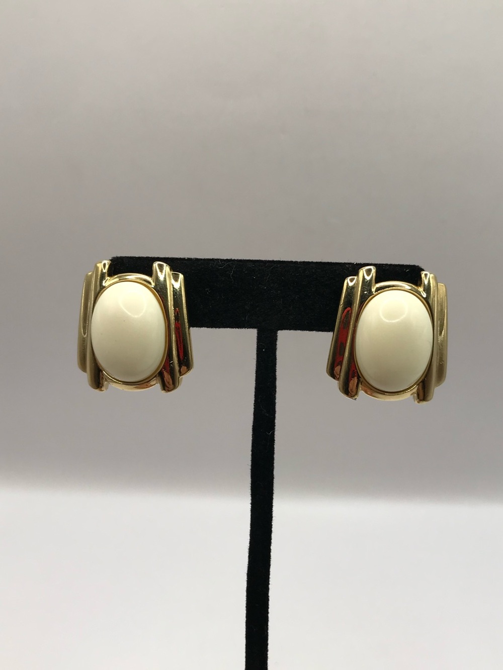 Vintage Trifari Gold-Tone Cream Cabochons Post Earrings - Picture 7 of 7